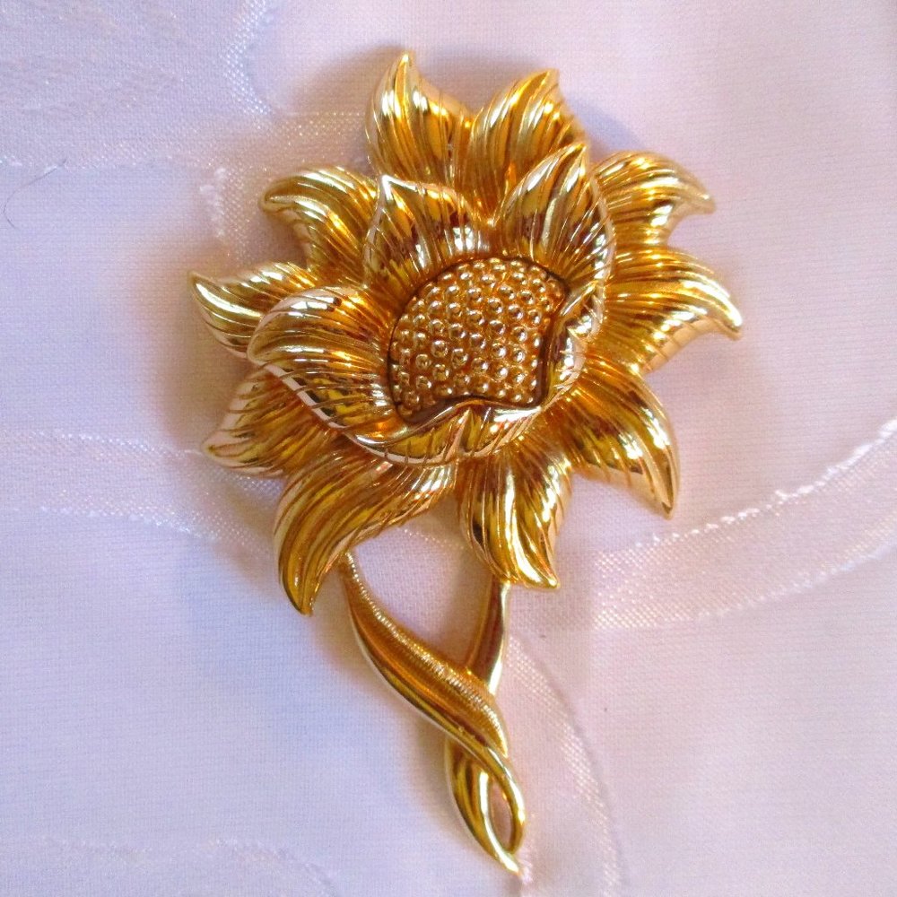 MONET GOLD FLOWER VINTAGE BROOCH - NWOT